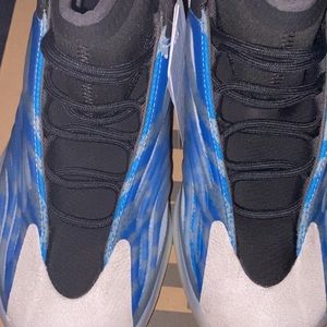 YEEZY QNTM FROZEN BLUE 9.5 MENS